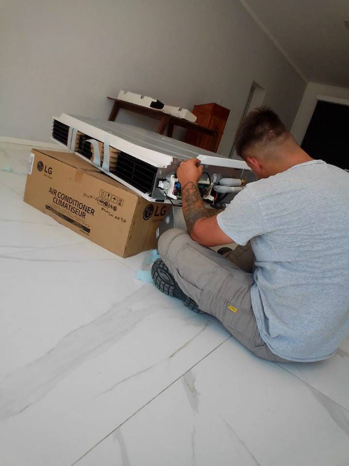 Técnico realizando vacío y conexionado frigorífico