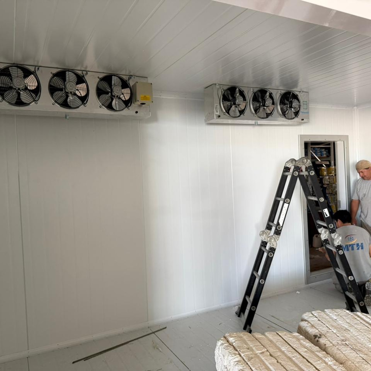 Instalación de paneles de cámara de frío