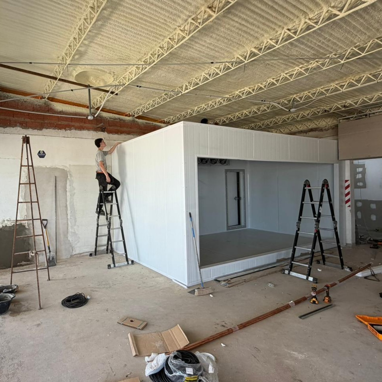 Montaje estructural de cámara frigorífica
